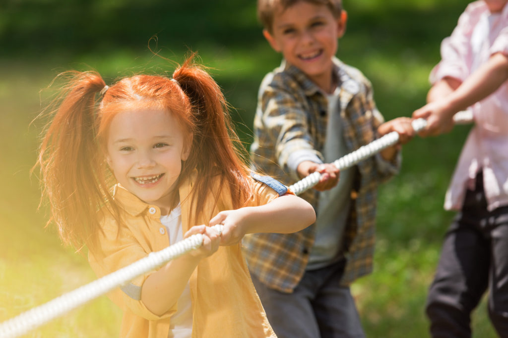 niños jugando en la naturaleza